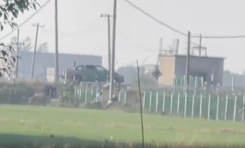 网曝阜阳一轿车停在铁道中间逼停火车，所幸自备车速度不快